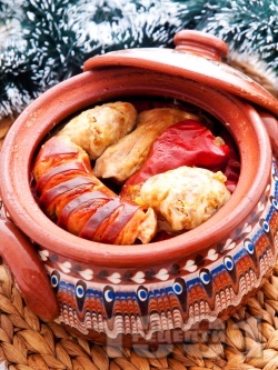 Вкусна коледна капама със зелеви сарми, свинско, ориз и наденица - снимка на рецептата